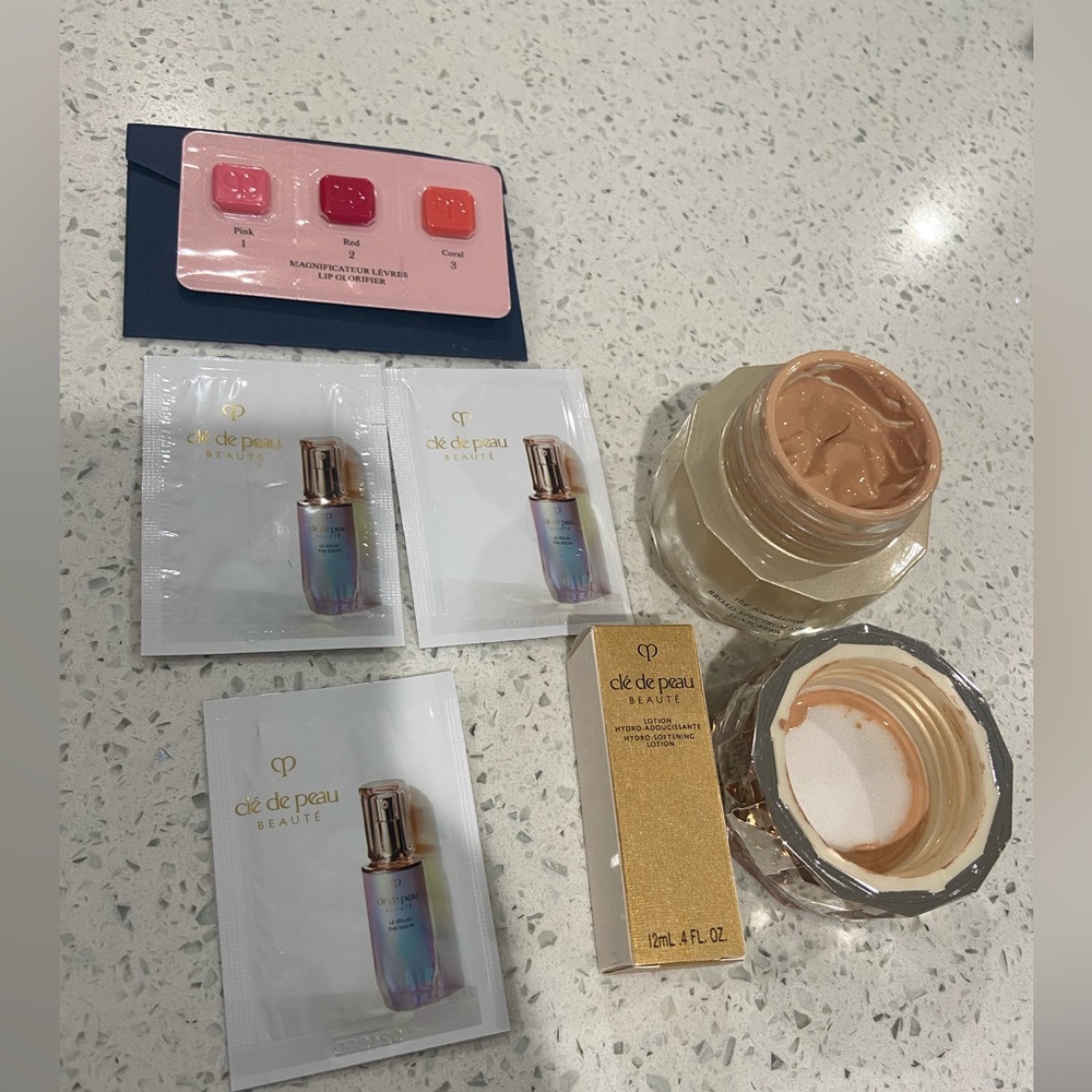 FREE GIFT + Never used Foundation 22